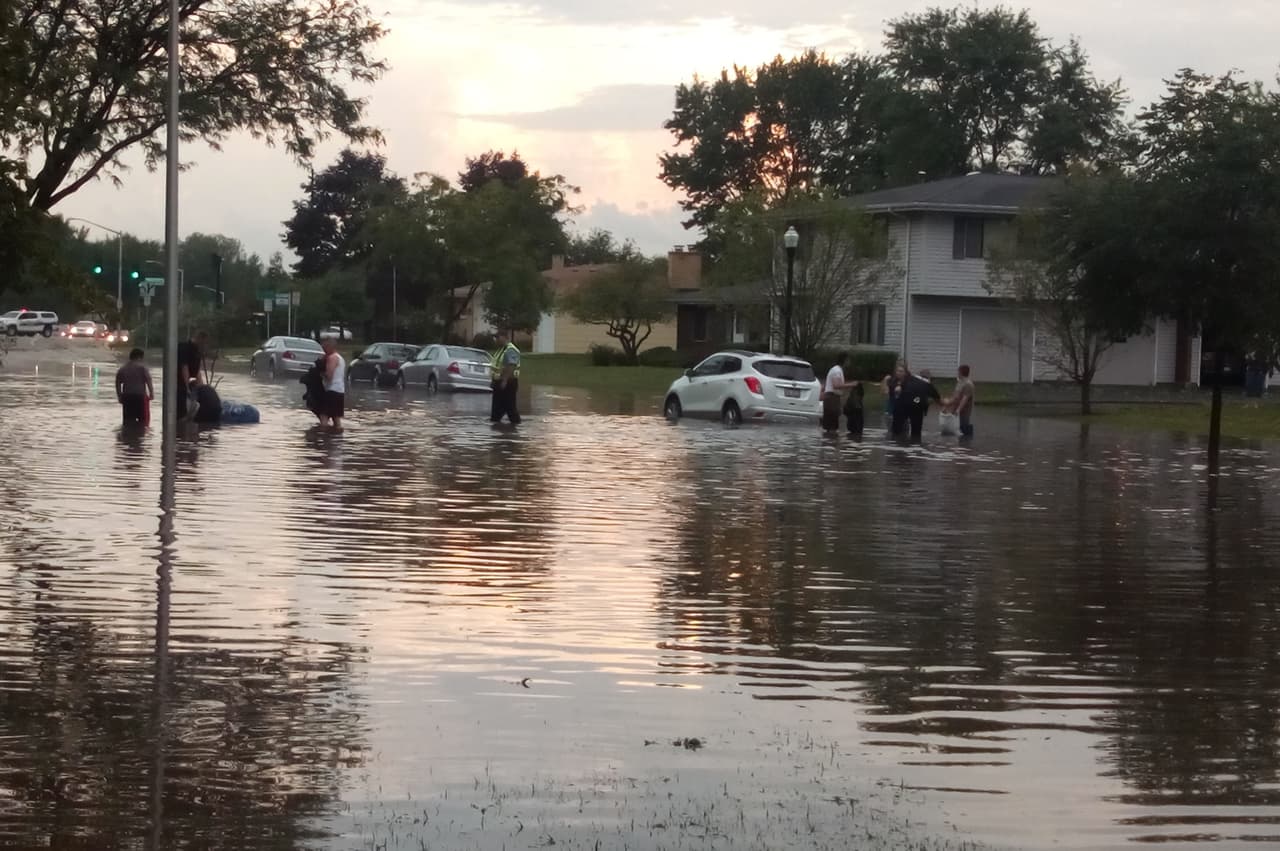 Las tormentas en el área metropolitana de Chicago dejan calor y partes con posibilidad de inundaciones