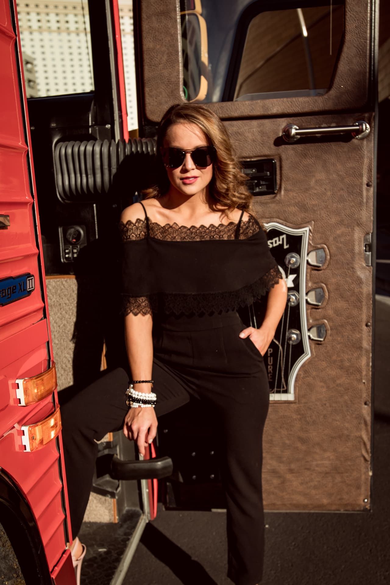 La siguiente en subirse al bus fue Ligia Uriarte.