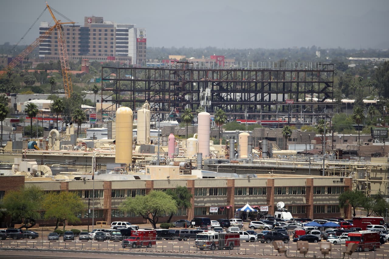 El presidente Donald Trump llegó este martes a Phoenix para visitar la planta Honeywell, una empresa multinacional dedicada a la construcción de motores para aviones que dio un giro a su producción para elaborar máscaras N-95 que necesita el personal médico y de primera línea en medio de la pandemia del coronavirus.