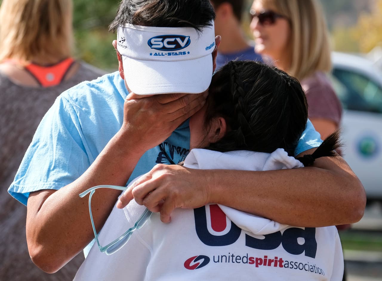 Ella Cabigting, otra estudiante de la secundaria Saugus, es abrazada por su padre Emerson mientras se reúnen en el centro de reubicación.
<br>
<br>
<br>
<br>
<br>
<br>