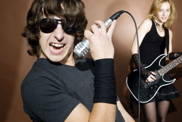 La bola de cristal. Todos deben asistir disfrazados de cómo creen que serán en 20 años, por ejemplo, como padre de familia, millonario, estrella de pop, etc. Una buena idea es poner una cabina de mensajes para grabar un vídeo, sugiere Antonella Di Pietro, creadora de Antonella Di Pietro Eventos.