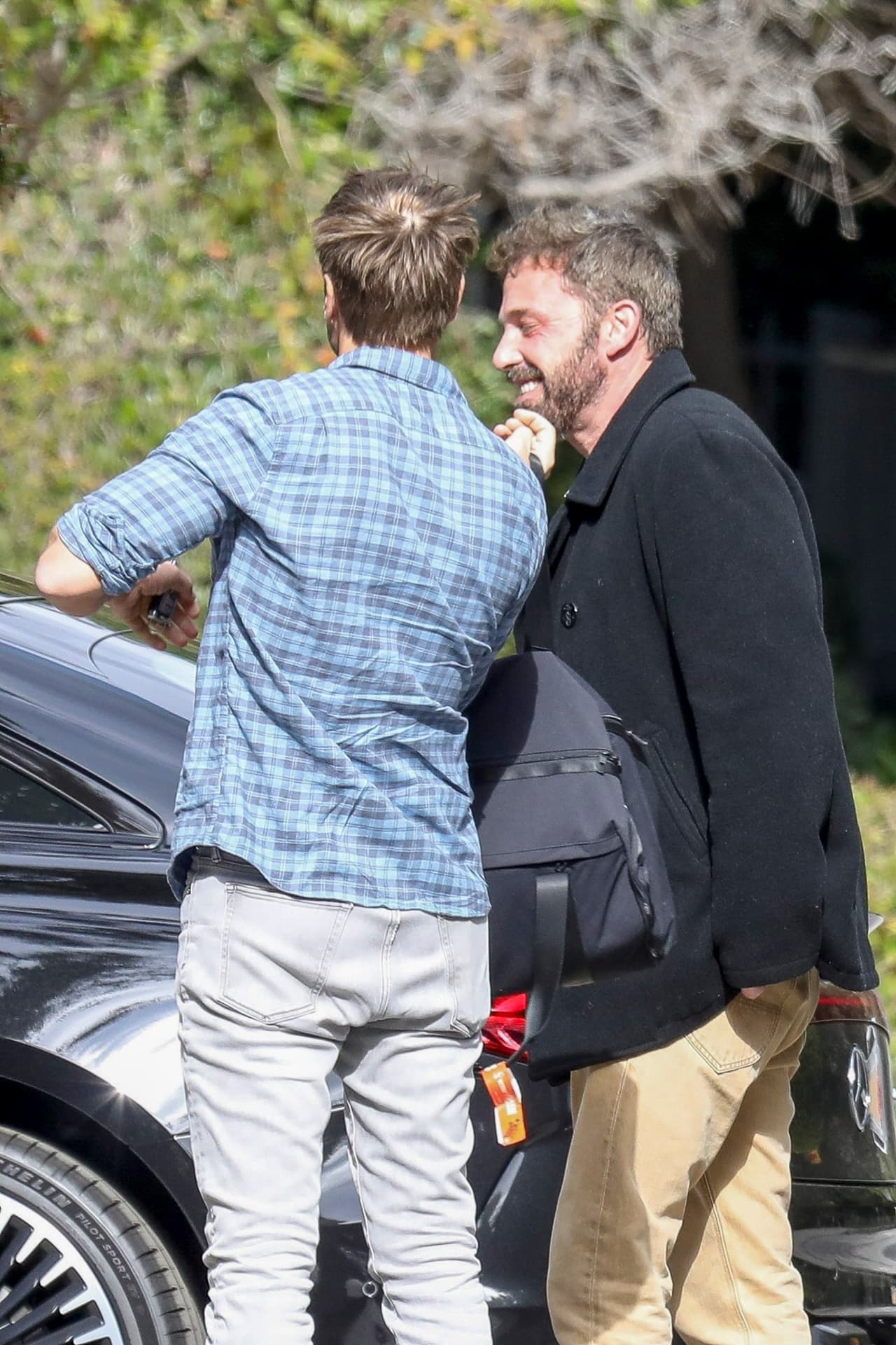 Poco después de iniciar la charla, Garner los alcanzó y entraron todos a la residencia en California.