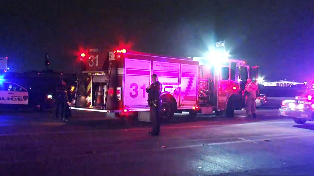 El conductor que perdió el control de su vehículo y fue impactado por otros dos vehículos fue declarado muerto en la escena.