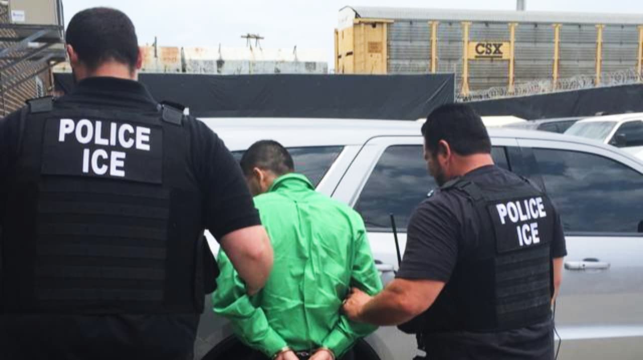 Activistas cuestionan al alcalde de Houston y buscan modificar la política de cooperación de la policía con ICE