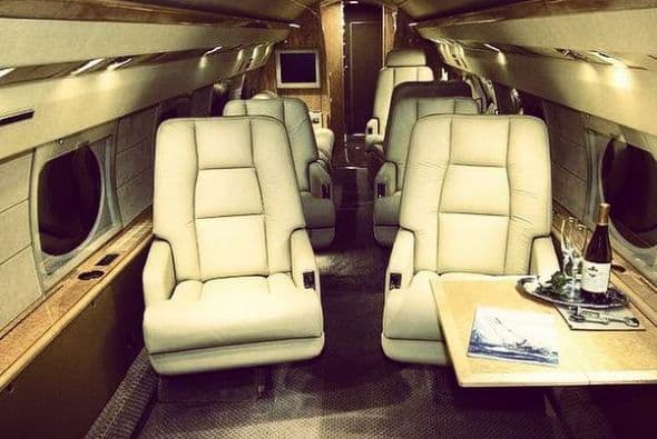 Zambada Imperial también presumía que viajaba en lujosos aviones. Con la imagen escribió la frase "Cada vez que puedo me les pierdo".