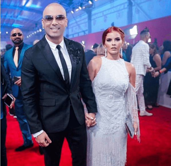 Yomaira Ortiz, esposa de Wisin, declaró que ellos se enteraron cuando tenía cuatro meses de embarazo que su hija tenía Trisomía 13, y aunque el doctor les recomendó abortar, la pareja decidió continuar y pusieron la vida de su hija en manos de Dios.