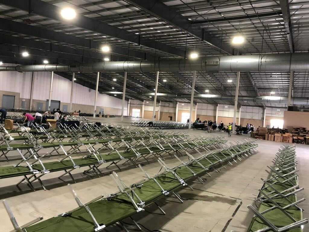 <a href="https://www.univision.com/local/san-antonio-kwex/caridades-catolicas-solicita-voluntarios-preparar-coliseo-freeman-para-ninos-inmigrantes">Abbott dio a conocer la información durante una conferencia de prensa a las afueras del Coliseo Freeman</a>, que hasta el miércoles alberga a más de 1,600 menos inmigrantes no acompañados que cruzaron la frontera. 
<br>
<br>El gobernador dijo que las acusaciones son 
<b>"creíbles"</b> y que al menos una denuncia fue presentada por alguien que estaba adentro las instalaciones.
<br>
<br>Por otro lado, el alcalde de San Antonio, 
<a href="https://www.univision.com/local/san-antonio-kwex/ron-nirenberg-buscara-la-reeleccion-para-la-alcaldia-de-san-antonio">Ron Nirenberg</a>, calificó las acusaciones de 
<b>"inquietantes" </b>y que de ser ciertas, se justifica una investigación exhaustiva.