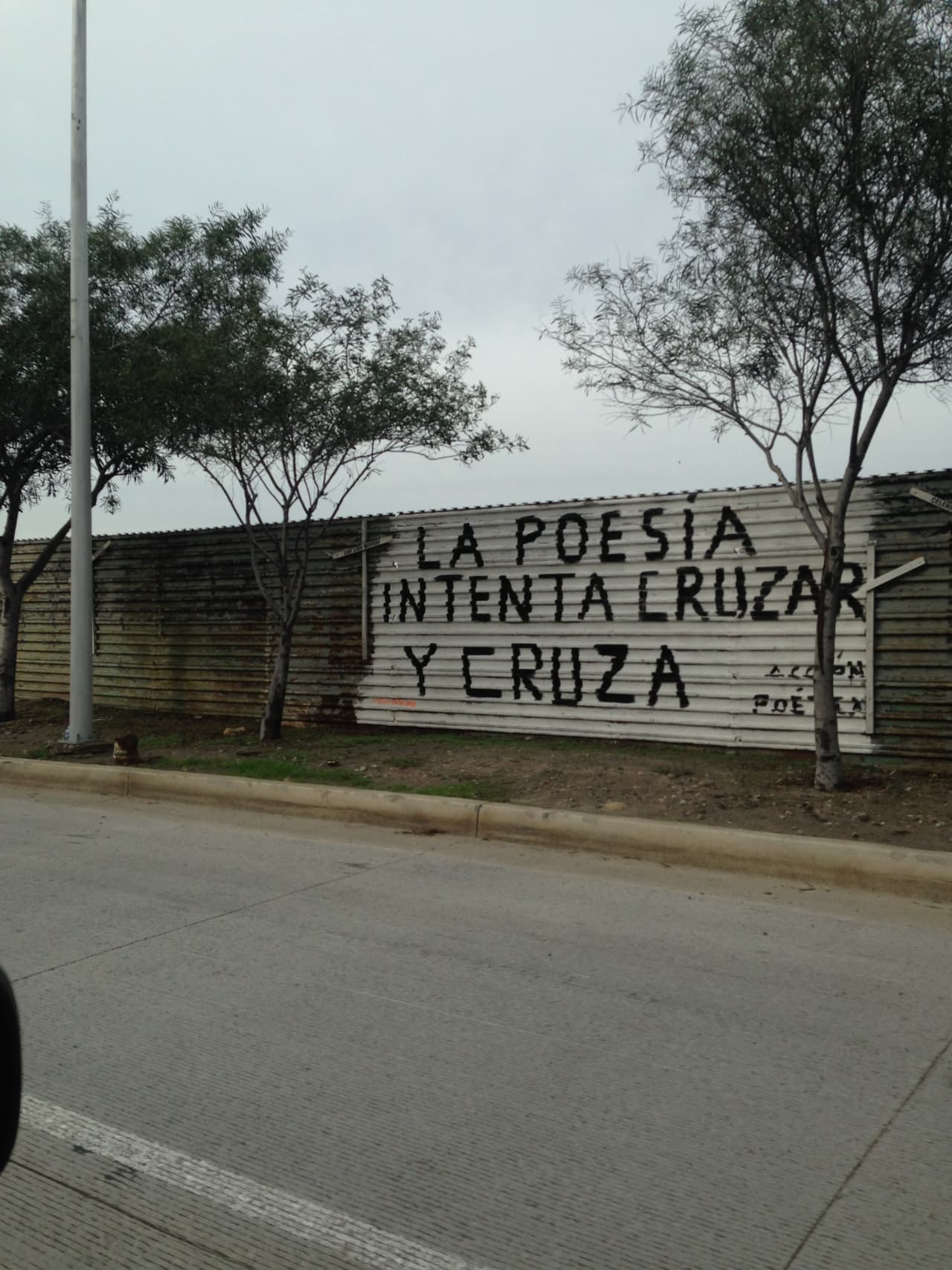 Un pensamiento en la valla fronteriza.