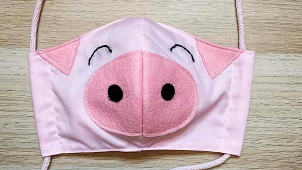 La mascarilla de cerdito es uno de los diseños más recientes de McMahon.