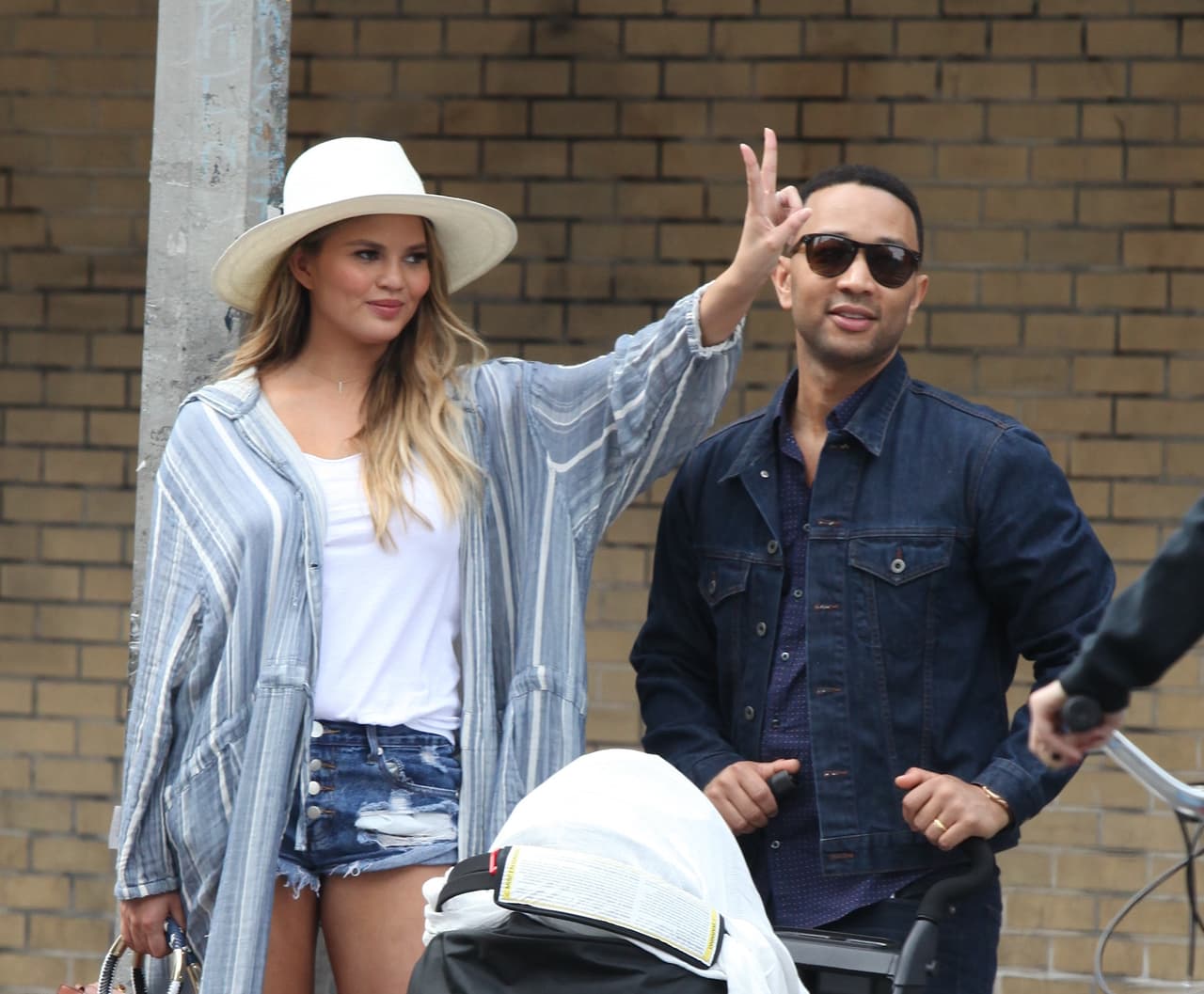 Estaba de muy buen humor, hasta saludó a los paparazzi.