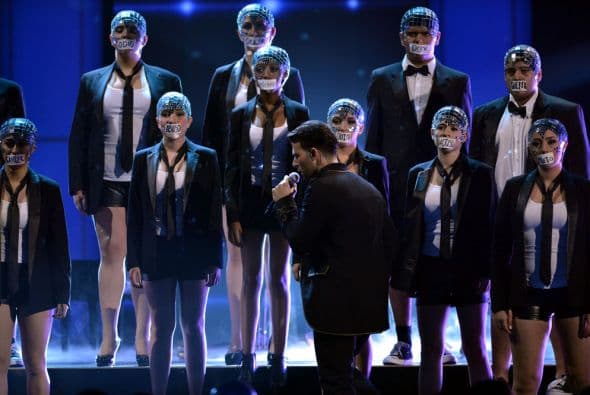 Sus coristas aparecieron con la boca tapada, para después dejar salir su potente voz.