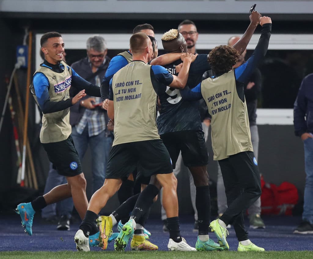 Con Hirving Lozano como titular, el Napoli logró una victoria muy importante fuera de casa por 0-1 ante la Roma, triunfo que mantiene líderes a los de Luciano Spalletti en la Serie A de Italia.