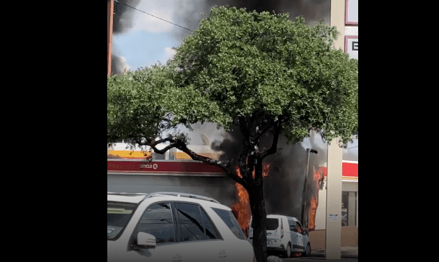 Bomberos combaten incendio en estación de gasolina al norte de San Antonio