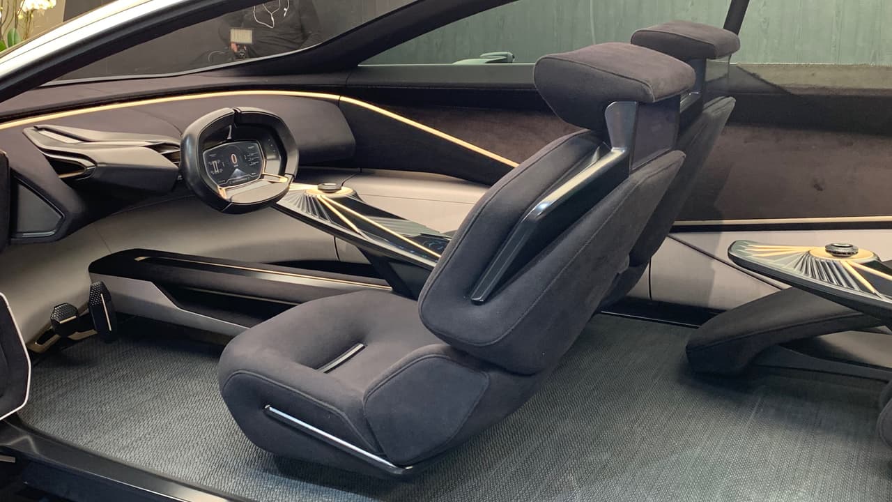El interior del Aston Martin Lagonda 
<b>es tan amplio como es lujoso</b>, pero su diseño está estrictamente plantado en el campo del futurismo conceptual. No esperen ver ninguna de sus características en un Aston Martin el en futuro próximo.