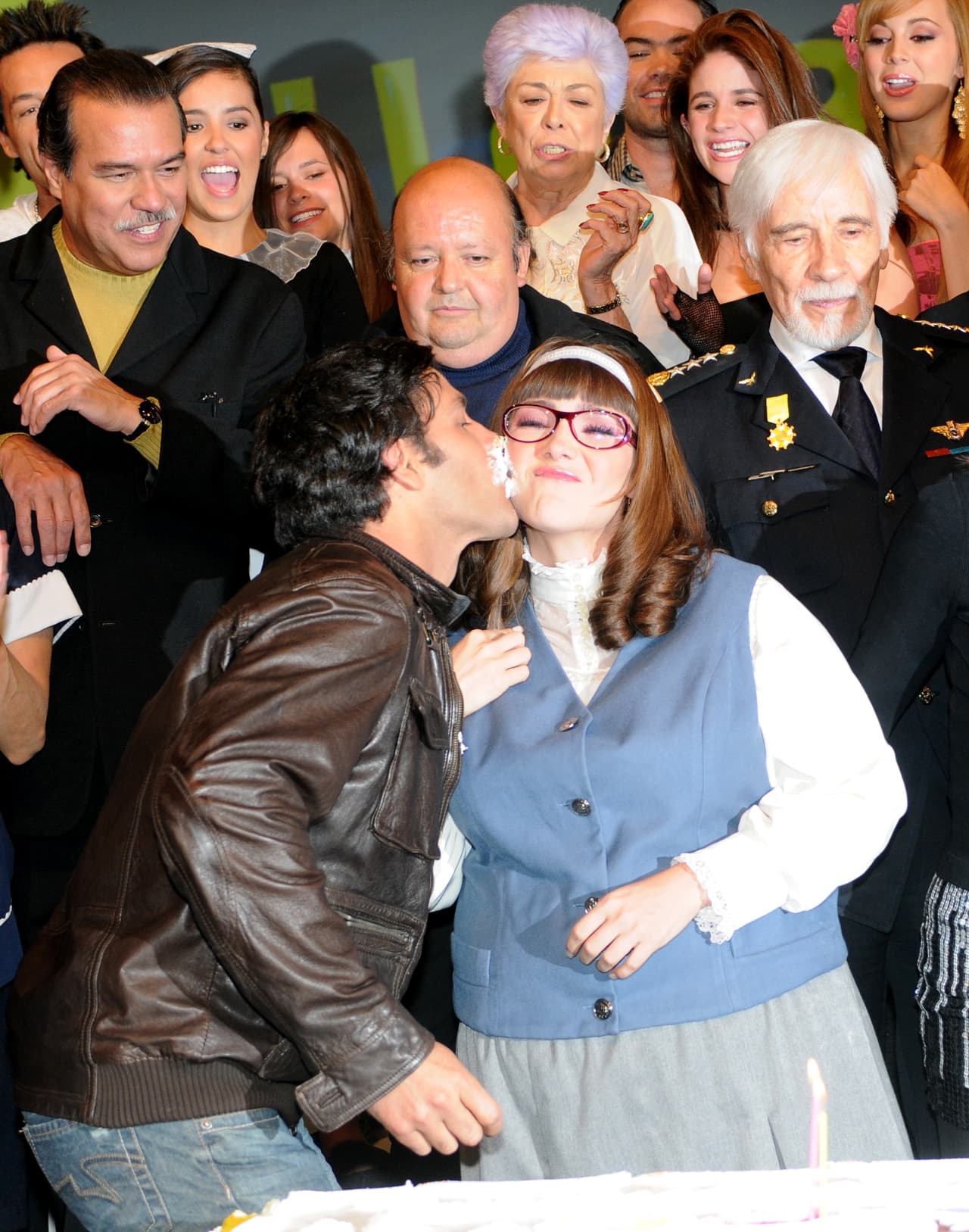 "Siempre ir de la mano de alguien que tiene toda la experiencia, que sabe cómo, incluso el manejo de los medios, da mucha seguridad, sobre todo cuando estás empezando", agregó sobre quien también
<b><a href="https://www.univision.com/entretenimiento/chismes/ariadne-diaz-confirmo-su-noviazgo-con-valentino-lanus" target="_blank"> fue su pareja en la vida real</a></b> tras haber coincidido con él en la telenovela.
<br>