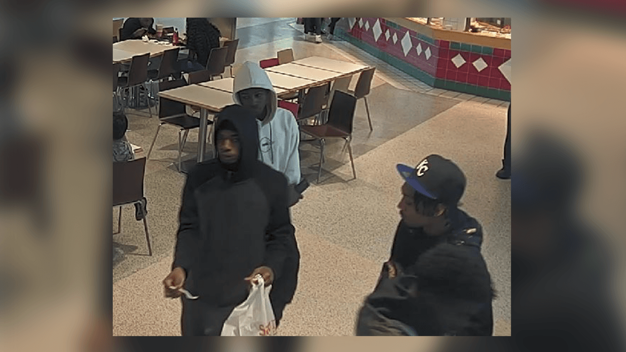 La Policía de Atlanta busca a tres sospechosos de estar involucrados en una pelea por un puesto de estacionamiento que dejó un hombre muerto de bala.