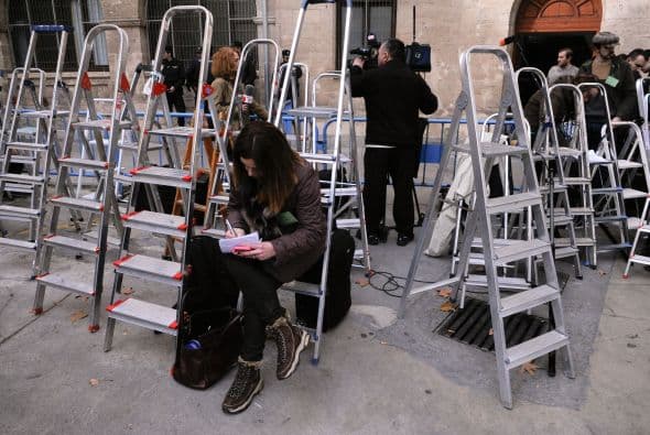 La infanta Cristina explicó durante seis horas y media de declaración judicial por el caso Nóos que se desentendió de la gestión de Aizoon, la empresa que creó al 50 % con Iñaki Urdangarin, porque confiaba plenamente en su marido, informaron fuentes jurídicas. La infanta se desligó de la administración de la sociedad familiar y aseguró que no participó en ninguna actividad del Instituto Nóos, la entidad a través de la cual Urdangarin presuntamente malversó fondos públicos. Durante el detallado interrogatorio de Castro, el primer juez que ha imputado a un miembro de la Familia Real española, la infanta admitió que hizo gastos personales con la tarjeta de crédito de Aizoon, porque entendía que no era ilegal y ha detallado que dispone de tres o cuatro tarjetas de esa clase, negando que ella o su marido tengan ninguna cuenta en paraísos fiscales y que el motivo de su presencia en la empresa que compartía con su marido fuese actuar de escudo ante Hacienda, algo que hubiera rechazado por principios. También aseguró que cuando el asesor del Rey José Manuel Romero le pidió en 2006 a Urdangarin que abandonara el Instituto Nóos, ella entendió que se trataba de evitar la mala imagen que podía acarrear que la entidad se viera envuelta en polémicas políticas, pero no pensó que su marido hiciera nada ilícito. Ella dijo que los 1,2 millones de euros que recibió de su padre para la compra de la casa del matrimonio en la ciudad de Barcelona son un préstamo que está devolviendo poco a poco.