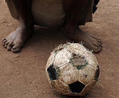 Los sueños son eternos. Podrán pasar mil tormentas, otras guerras, hambre, miseria, necesidad, llanto... pero Guatemala nunca dejará de soñar, menos aún cuando faltan tan pocos días para el comienzo de la Copa Mundial de Fútbol. Su selección no participa, pero en cada niño vive una ilusión, una pasión sin límites, una sonrisa, una esperanza, un juego que alegra el alma el mundo entero.