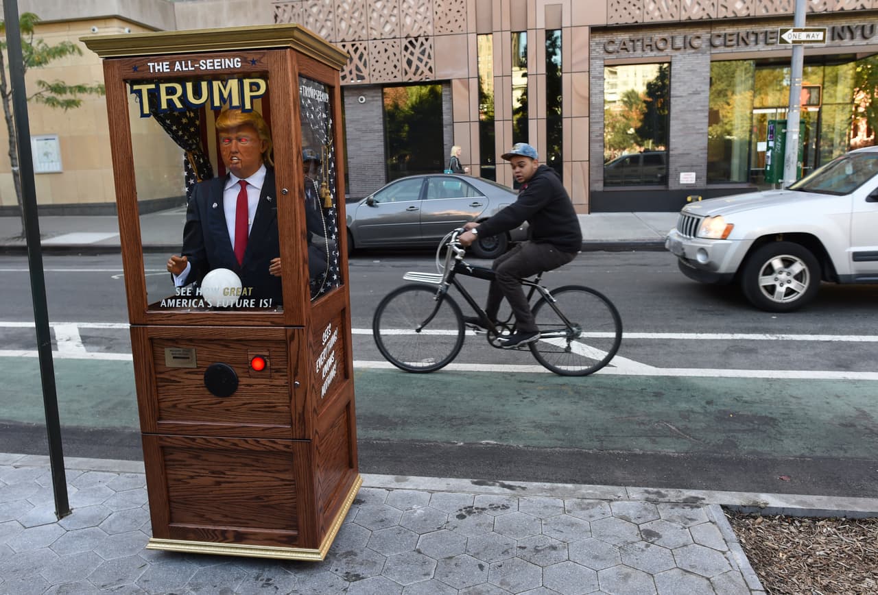 Si algo tiene la atracción que es que no pasa desapercibida. Este viernes estuvo expuesta en Washington Square, Manhattan.