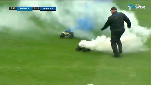 Fans protestan lanzando coches a control remoto con bengalas a la cancha