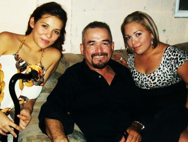 Una de las últimas fotografías que Karla Luna compartió en Instagram fue al lado de sus padres, con quien la vemos hace algunos años en esta imagen.
<br>