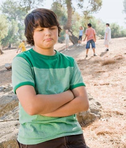 En febrero de 2009, el hijo menor de Kathy Jones, Garrett, de 10 años, empezó a quejarse de dolores de cabeza. Los médicos le prescribieron medicamentos para la migraña, pero no le ayudaron y Garrett comenzó a faltar a la escuela. En abril, ella había dejado su trabajo e iba a la escuela con su hijo y colocaba una silla al lado de su escritorio.