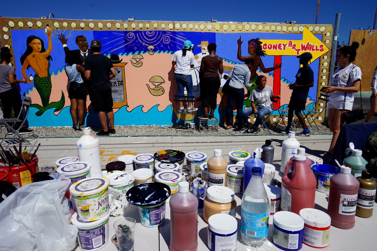 Estudiantes de escuelas secundarias participaron en la exhibición este año.