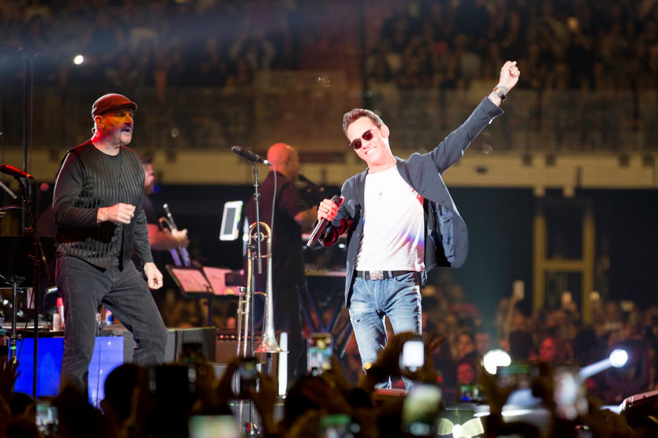 Marc Anthony empezó el concierto en el American Airlines Arena de Miami con el tema 'Aguanile', original de Héctor Lavoe.