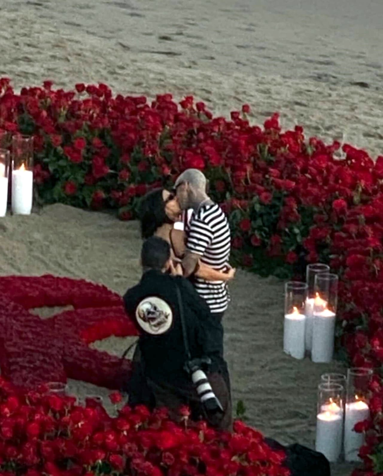 Kim Kardashian compartió un primer vistazo a la enorme sortija de compromiso que su 'cuñado' le dio a su futura esposa. 
<br>