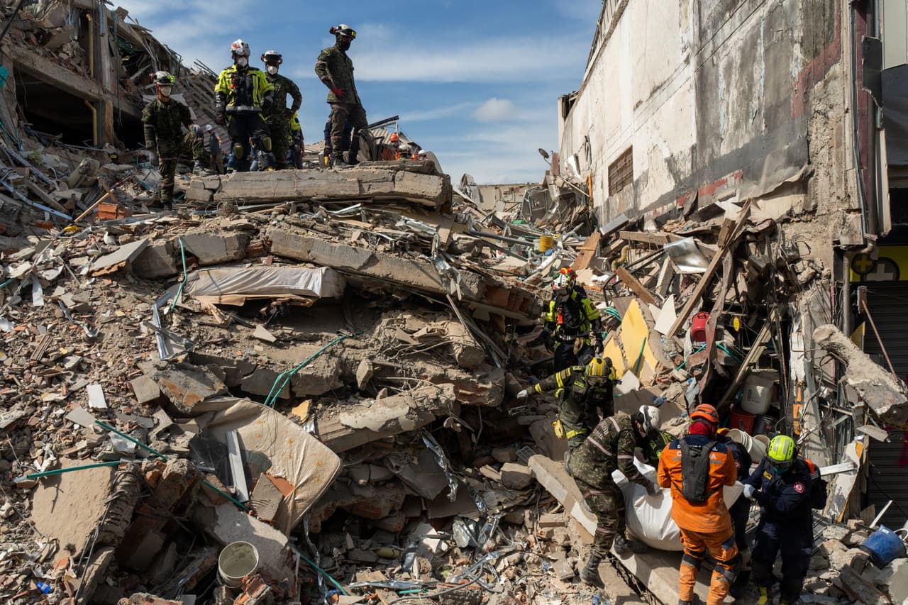 Uno de cada tres muertos están en Pereira. Equipos de rescate sacan el cuerpo de una víctima de entre los escombros, cuatro días después de que un terremoto azotara la localidad, el viernes 14 de agosto de 2026. (Foto AP/Brandon Pinto)