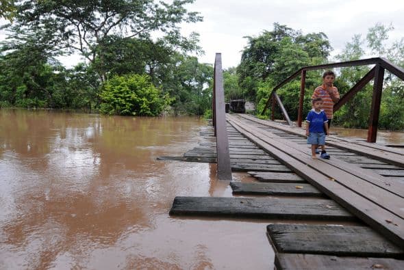 Los países centroamericanos se mantenían en alerta por un sistema de baja presión que se formaba en la costa del Caribe, mientras la región todavía no se recupera de los efectos de la tormenta tropical Matthew y las fuertes lluvias de toda la temporada invernal.
