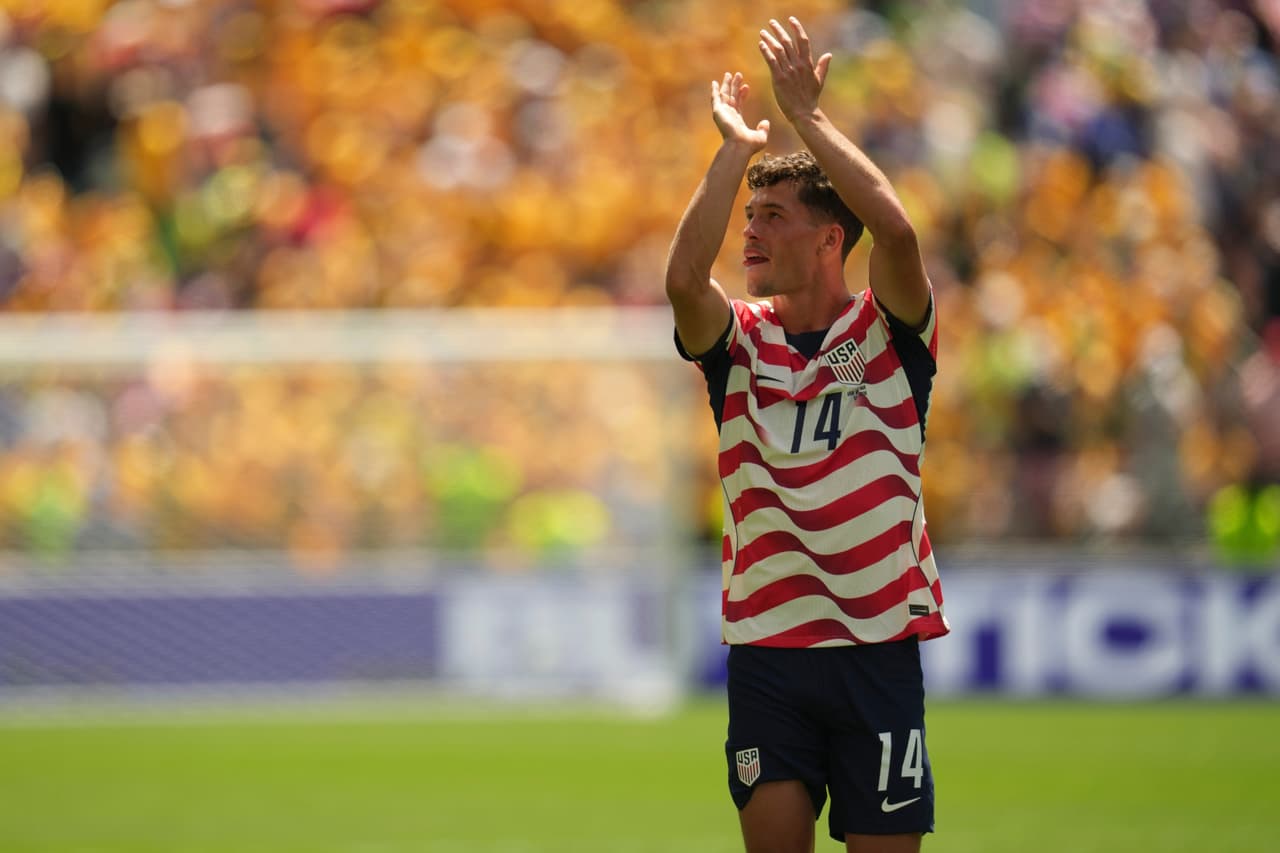 El estadounidense Sebastian Berhalter (14) aplaude después del partido de fútbol del Grupo D de la Copa Mundial entre Estados Unidos y Australia en Seattle, el viernes 19 de junio de 2026. (Foto AP/Abbie Parr)