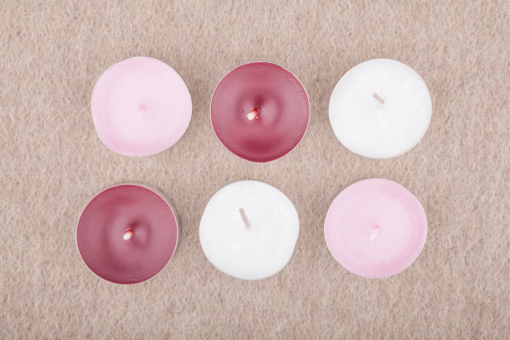 Las velas moradas también se pueden combinar con otros colores para mezclar sus objetivos. Si las mezclas con velas blancas, puedes usarlas en rituales de limpieza y protección; si es con velas rojas es para potenciar la pasión o el romance y despejar bloqueos en su relación.