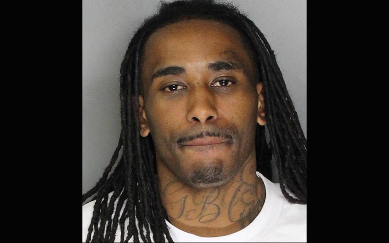 Muere niño de 8 años atacado con martillo por exnovio de su mamá, quien también fue agredida