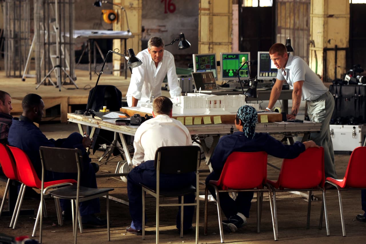 'Ocean's Eleven' no solo dejó amistades, sino dos películas más, la segunda es ‘Ocean’s Twelve’ que se enfoca en regresar el dinero que le robaron al dueño de un casino. El trabajo no será sencillo, pero en la ecuación estará Clooney en su personaje como Danny Ocean, Brad Pitt como Rusty Ryan y Matt Damon, como Linus Caldwell.