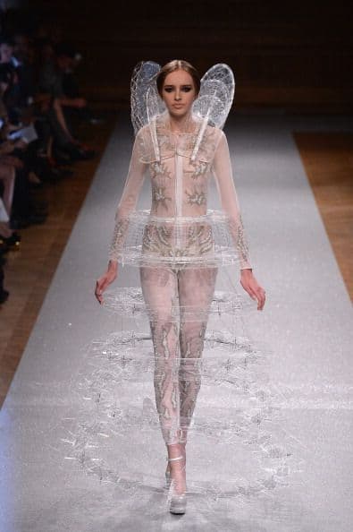 "scar Carvallo siempre hace cosas exquisitas, pero este año nos defraudó con algunos de sus diseños presentados en el Paris Fashion Week.