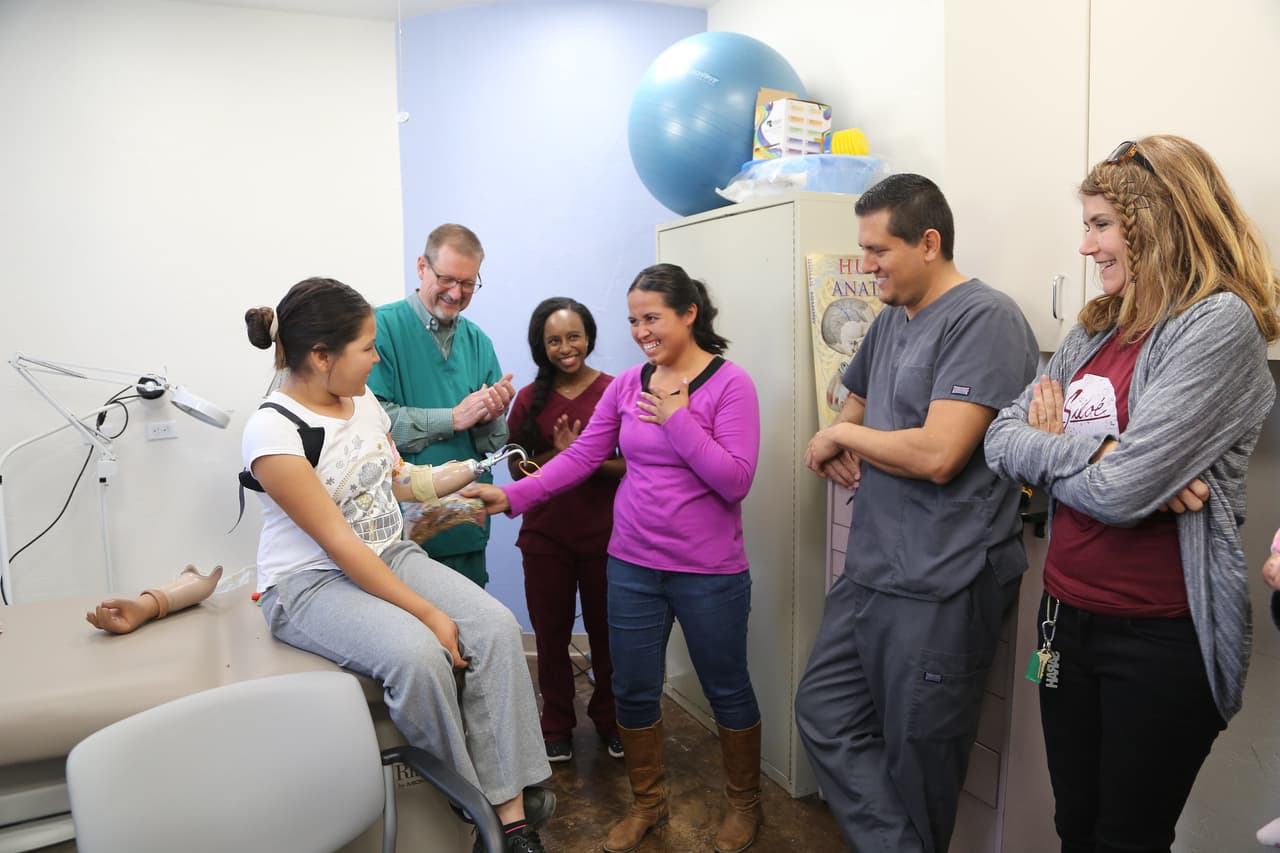 Para la sorpresa de su madre y del personal médico vieron cómo
<b> Miranda logró tomar una banda de goma de la bolsa en el primer intento usando un dispositivo protésico de gancho.</b>