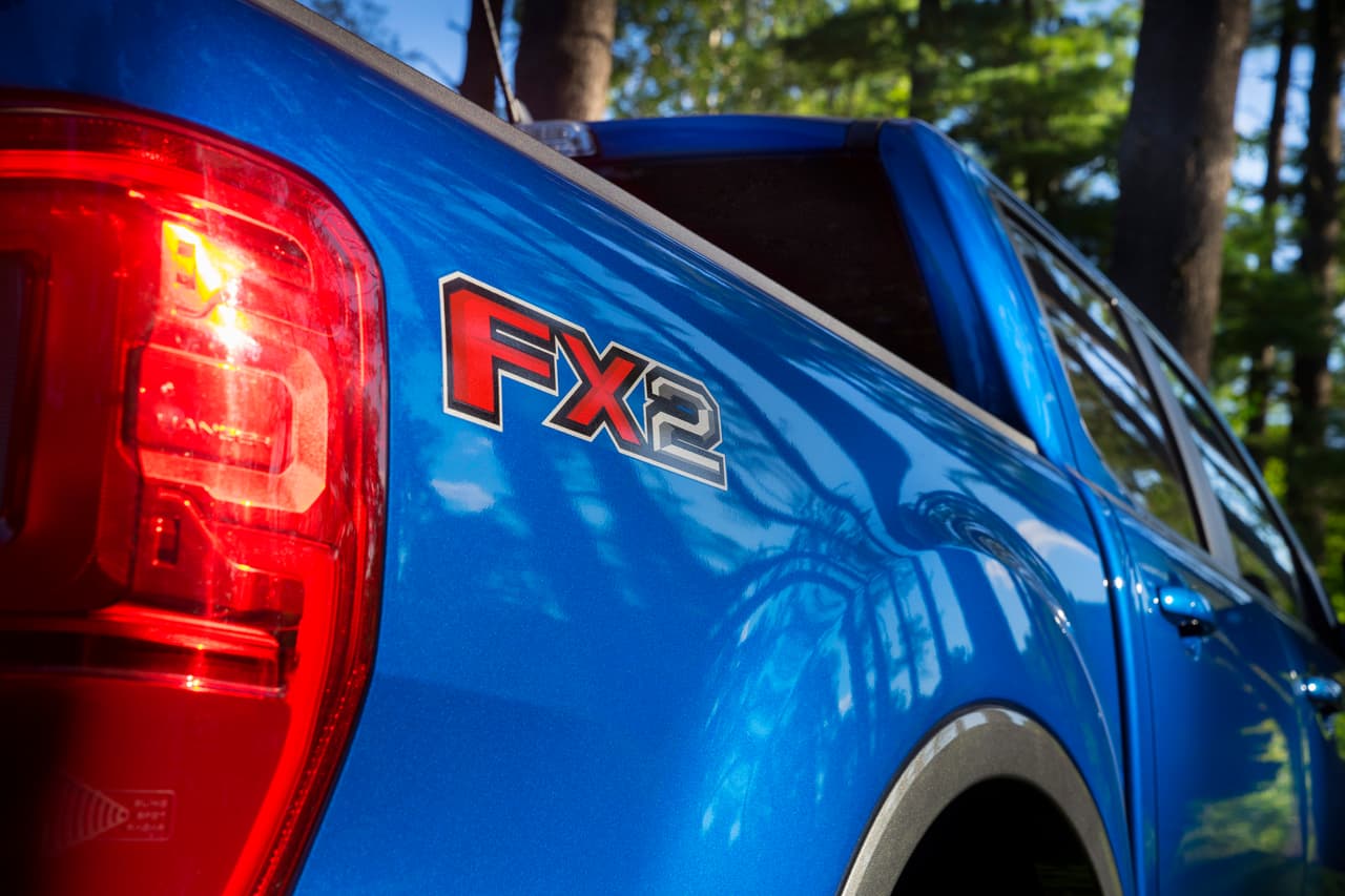 Una insignia del paquete FX2 decora los laterales de la pick-up.