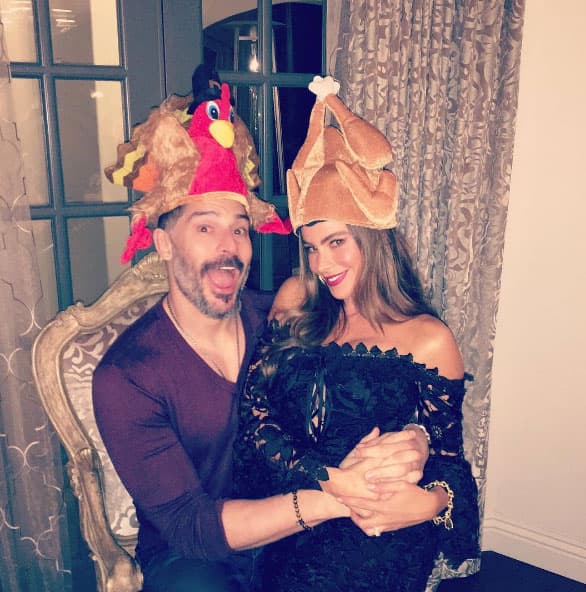 SOFÍA VERGARA
<br>Jugando con Joe Manganiello con unos lindos sombreritos. ¡Qué divertidos!