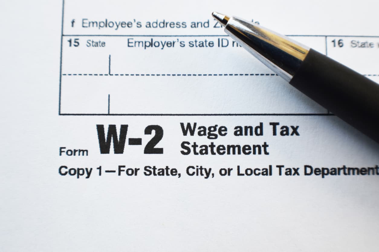 <b>Estos formularios mayormente los pueden obtener online | </b>Si no es posible y tampoco los has recibido, debes ponerte en contacto con tu empleador, la persona o agencia que se supone haya emitido el pago y pedírselos antes de que presentes tu declaración de impuestos. Debes hacer lo mismo si recibiste esos formularios con información equivocada.