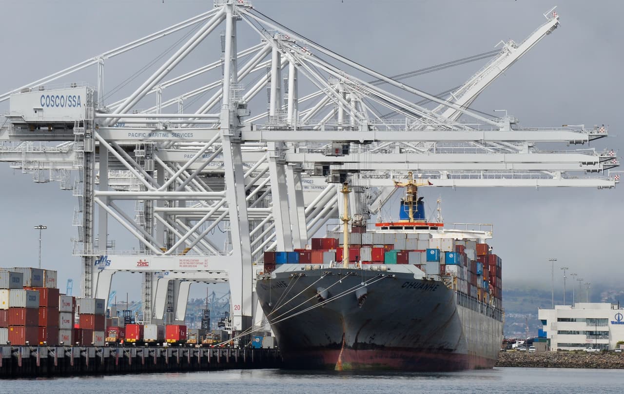 El experto indicó que en tiempos normales, 
<b>un producto tardaría entre 20 y 25 días para llegar desde China hasta su destino final en Estados Unidos</b>, pero ahora “no puedes ni siquiera tener un estimado”. Además, los barcos pueden llegar al puerto de Los Ángeles, pero 
<b>el tiempo que tardan para ser descargados puede aumentar la espera hasta 40 días.</b>