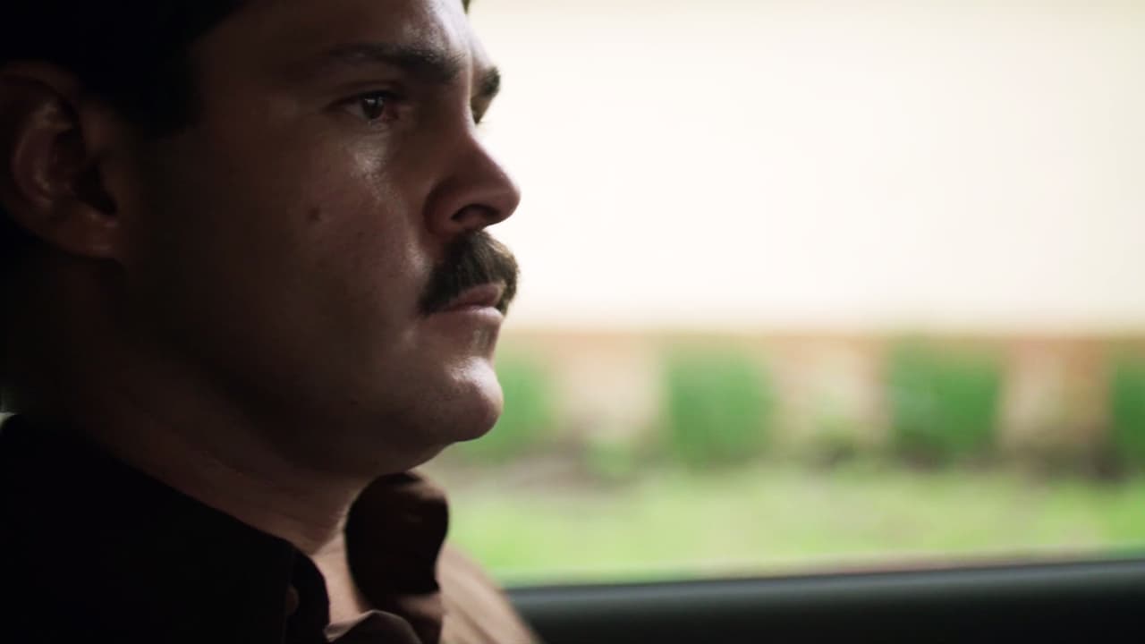 In Nuevo Laredo, the drug lord from Sinaloa and his associates arrived in ‘Los Emes’s safe house. ‘El Chapo’ couldn’t hide his concern.