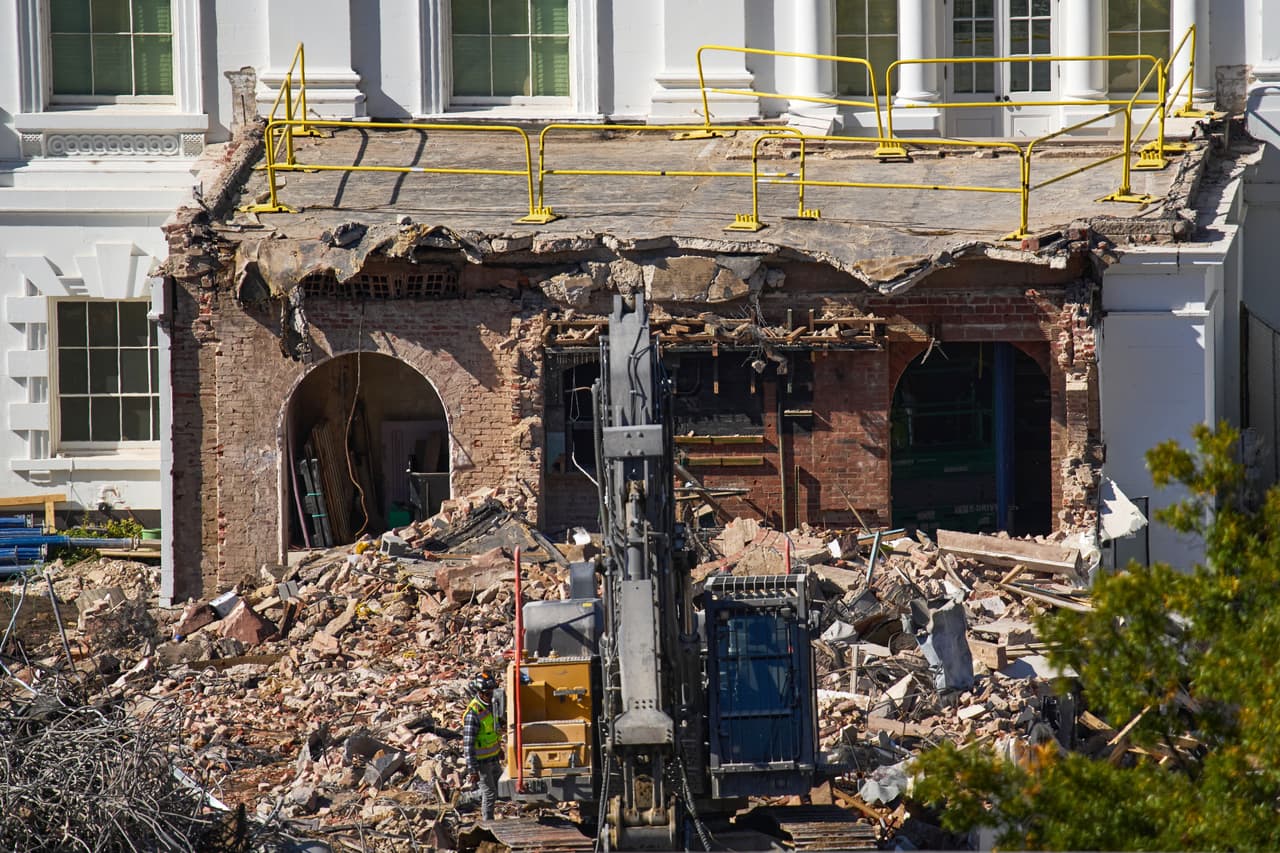 Se observan escombros en una parte prácticamente demolida del Ala Este de la Casa Blanca, el 23 de octubre de 2025, en Washington, antes de la construcción de un nuevo salón de baile.