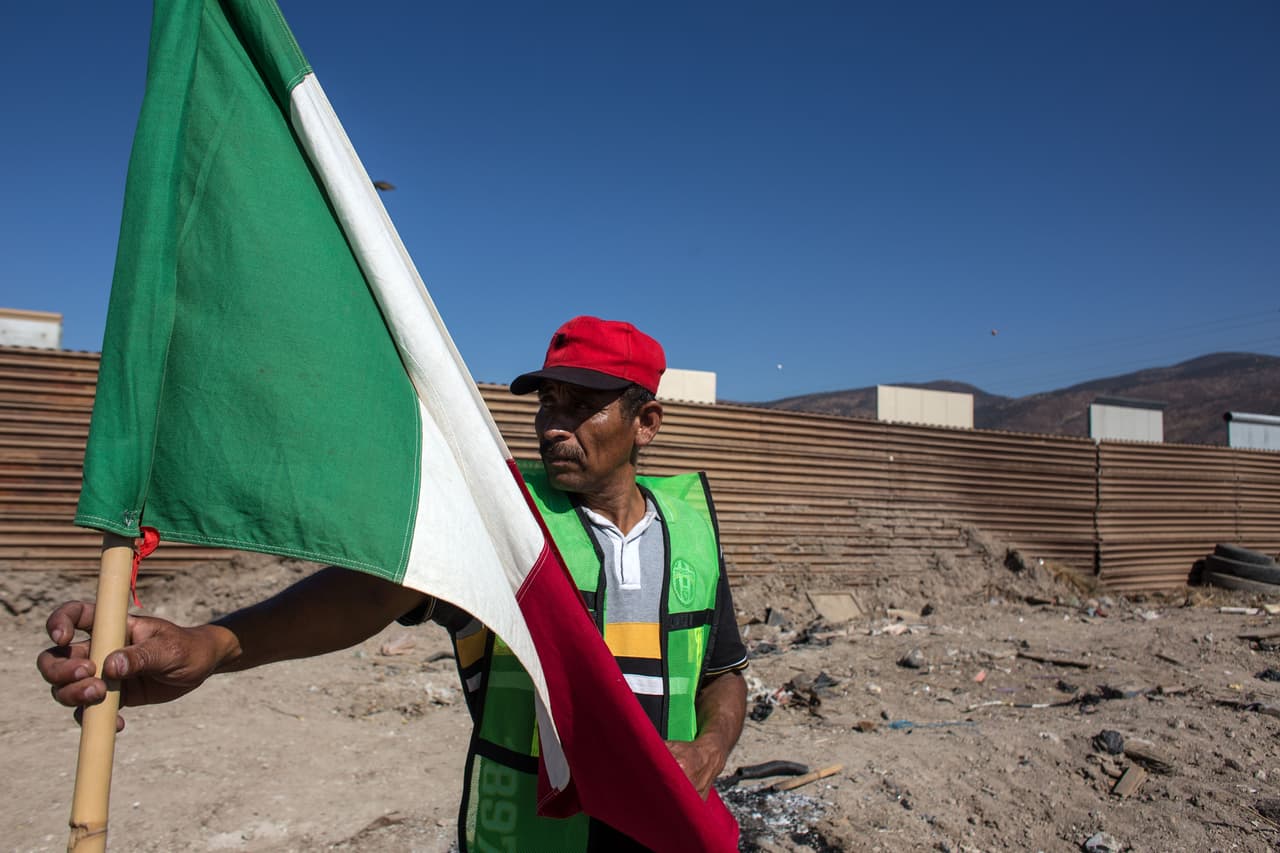 "Nos preocupa porque ahora van a orillar a nuestros hermanos migrantes a irse por zonas más peligrosas, van a generar más muertes", declaró mientras uno de los protestantes ondeaba una bandera de México frente a los prototipos de concreto y metal.