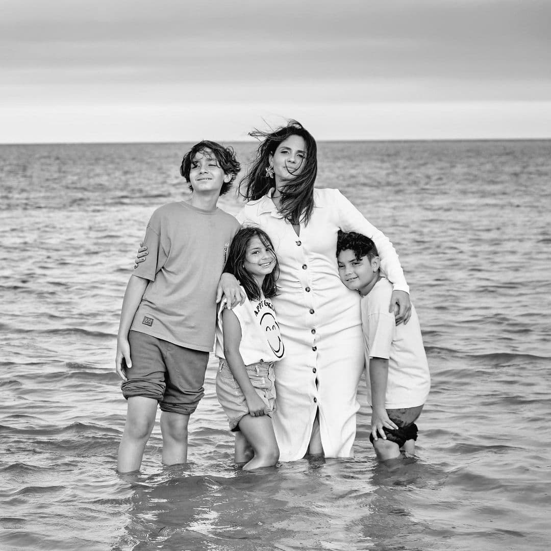 Astrid Rivera festejó la maternidad confirmando que está gozando esta etapa en compañía de sus tres hijos Gio, Lia y Luca.