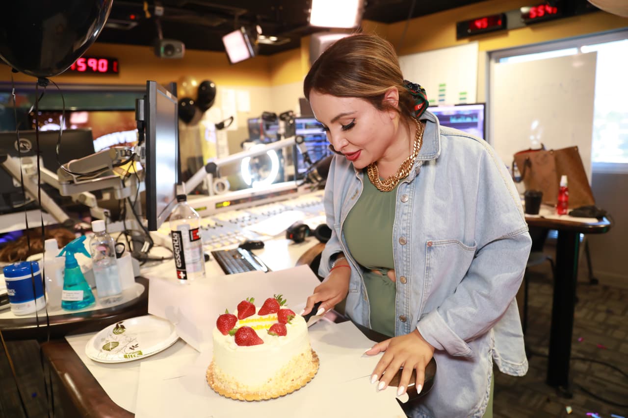 Y le dieron la bienvenida con un delicioso pastel de crema con fresas, que se robó la atención de todos.