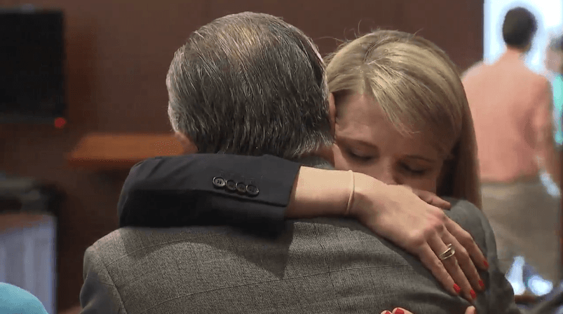 Sal Mazzella, al final del juicio se fundió en un abrazo con su abogada.