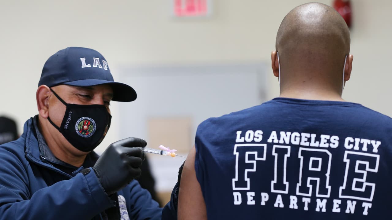 Solo el 55% de los bomberos en Los Ángeles ha decidido recibir la vacuna contra el coronavirus