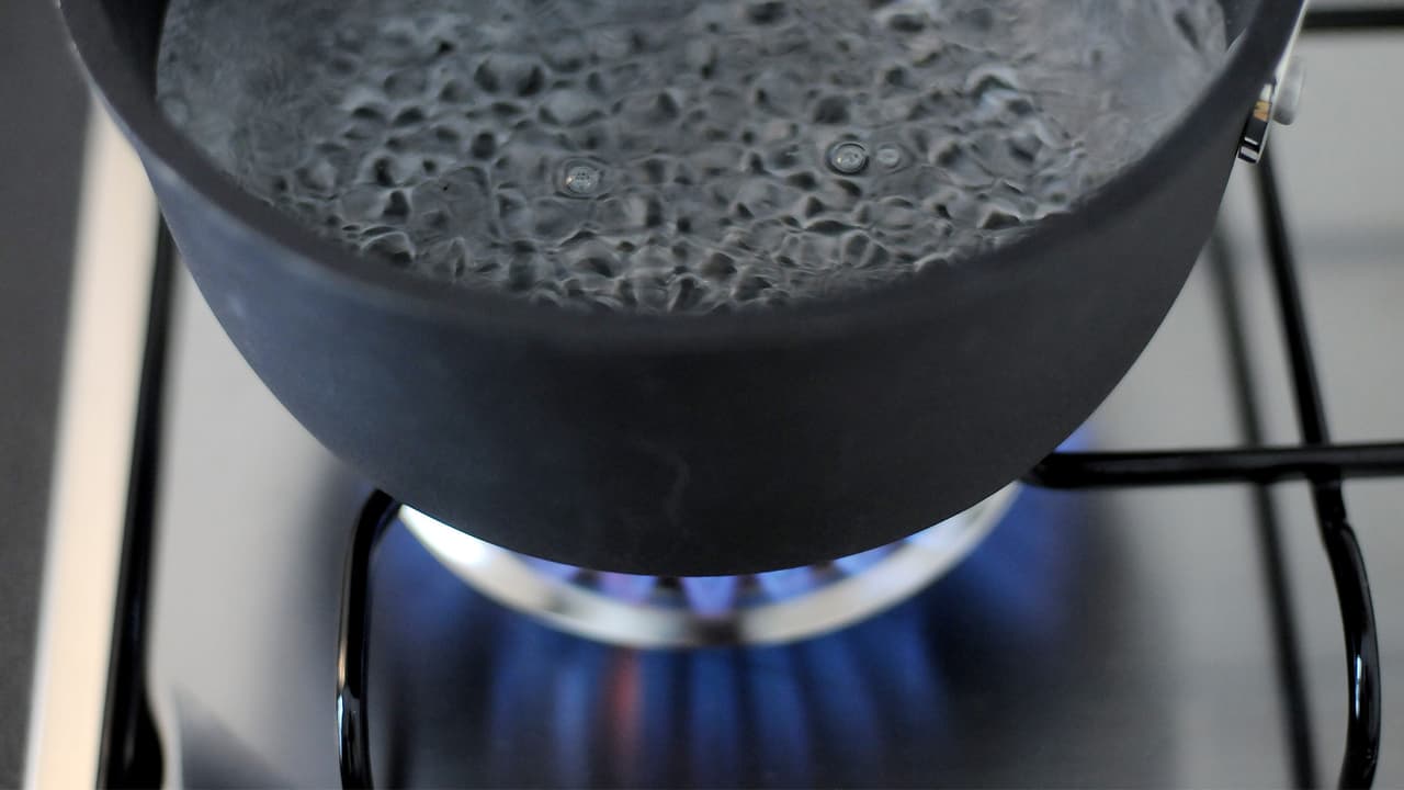 Autoridades de Bellwood llaman a la población a hervir el agua tras ruptura de tubería