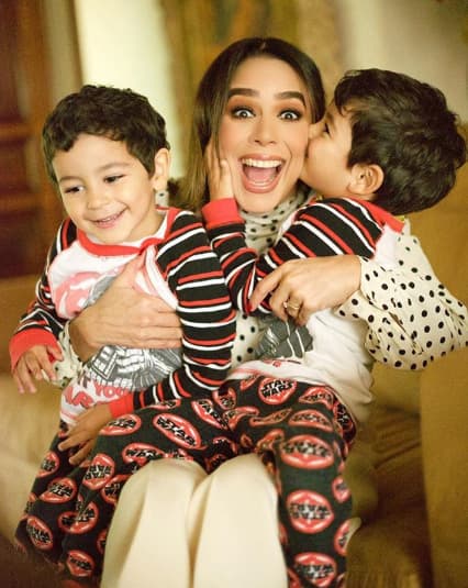 Y es que fue Manuel, uno de sus mellizos, quien la tomó del rostro para dárselo: "¡Mi cara cuando Manuel me sorprendió con un beso!", escribió la actriz junto a esta fotografía.